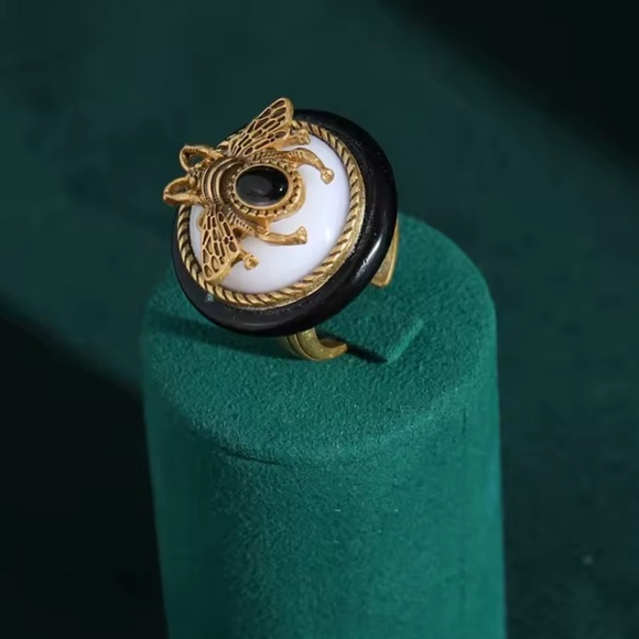 Antique Atlantis Treasure Bee Collector’s Piece Brass Ring - Picture 2 of 10